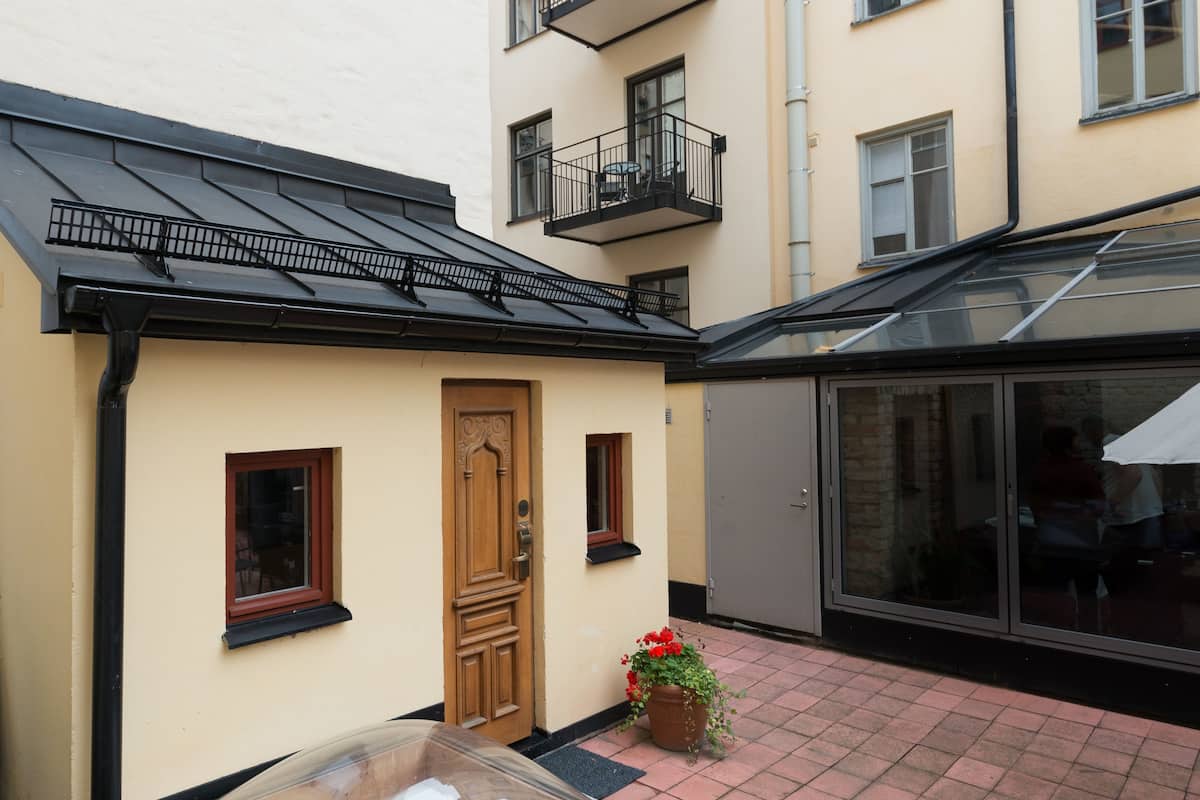 Single Room (Small) | Soundproofing, iron/ironing board (on request), WiFi (free)