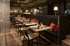 Déjeuner et dîner servis sur place, spécialités Cuisine internationale
