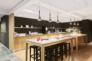 Free daily buffet breakfast