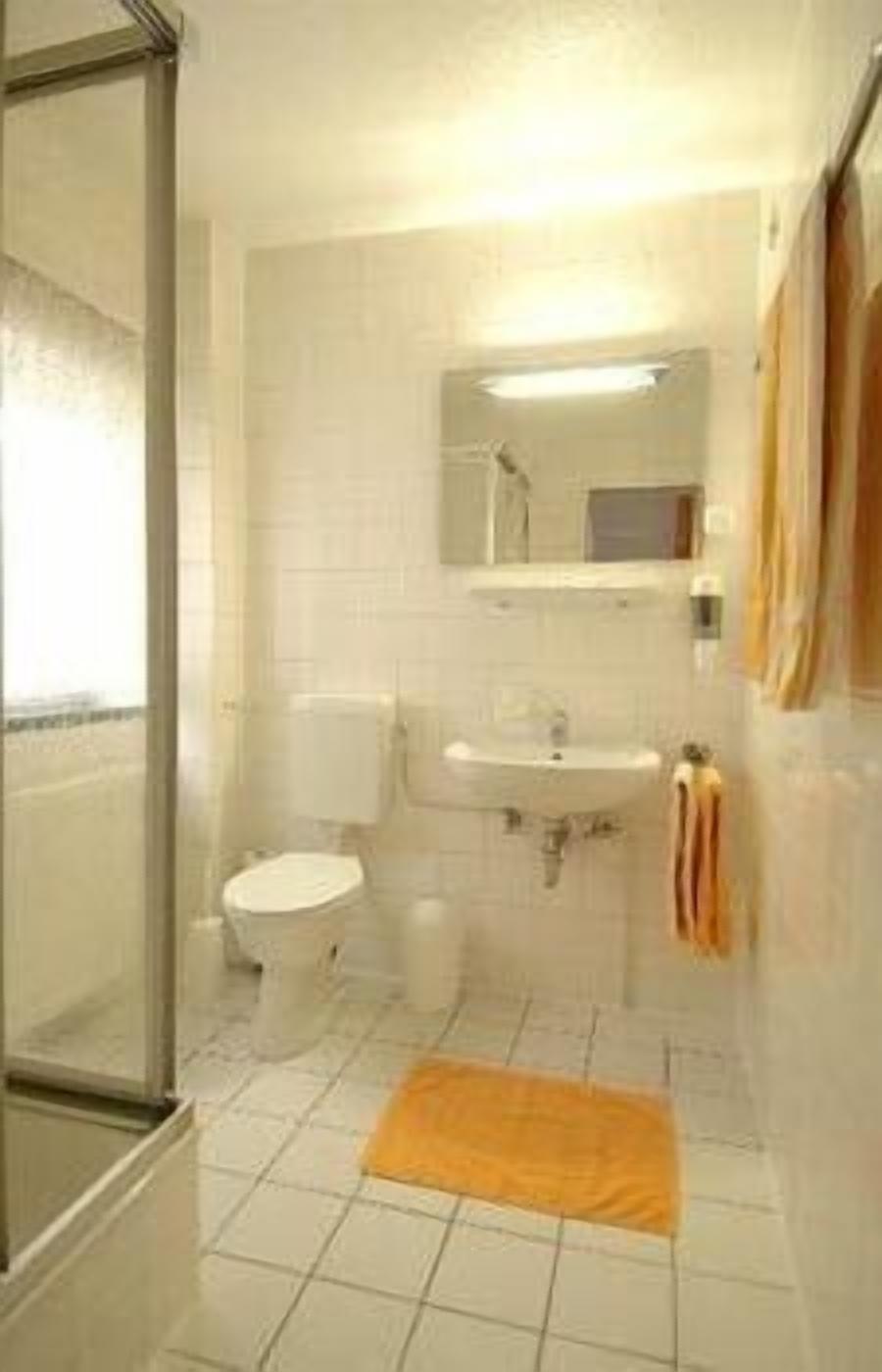 Dusj, toalettartikler (inkludert), hårføner og håndklær