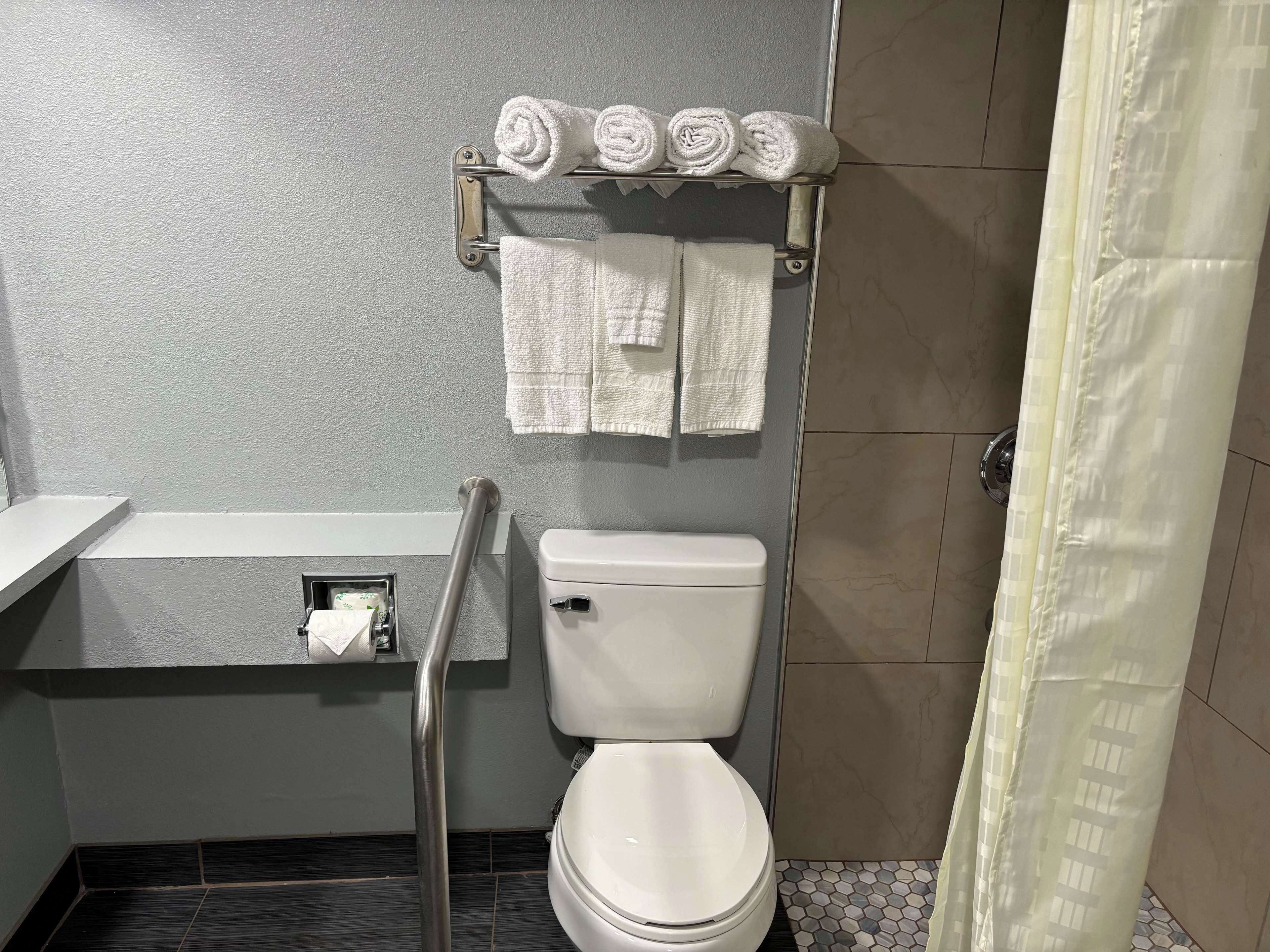 Kombinasi shower/bathtub dan perlengkapan mandi gratis