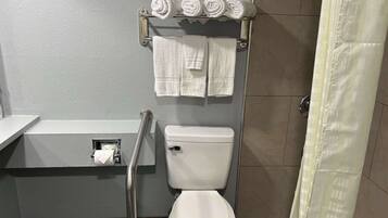 Kombinasi shower/bathtub dan perlengkapan mandi gratis