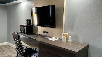 Escritorio, tabla de planchar con plancha, wifi gratis y ropa de cama