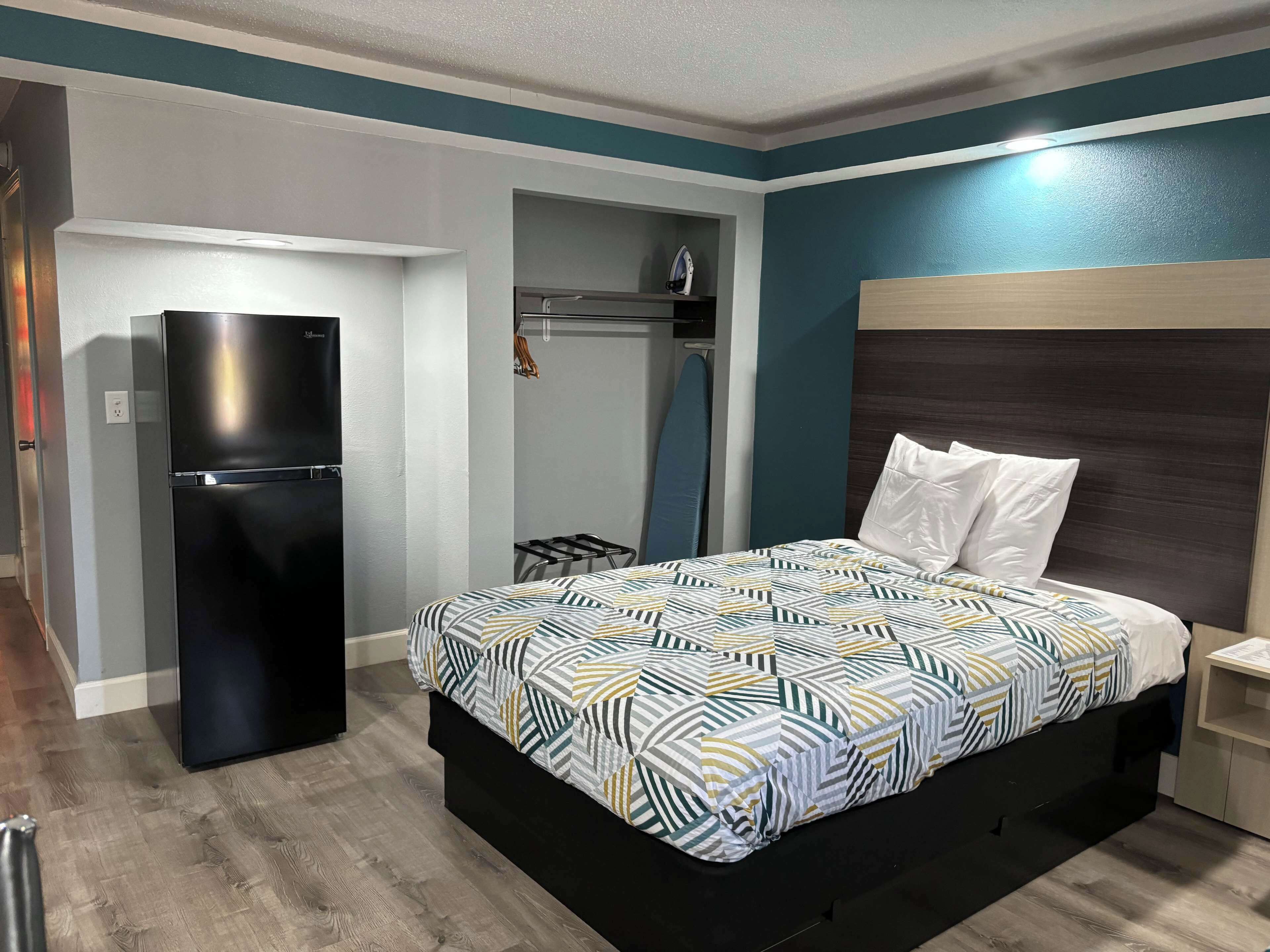 Skrivebord, strykejern/-brett, wi-fi (inkludert) og sengetøy