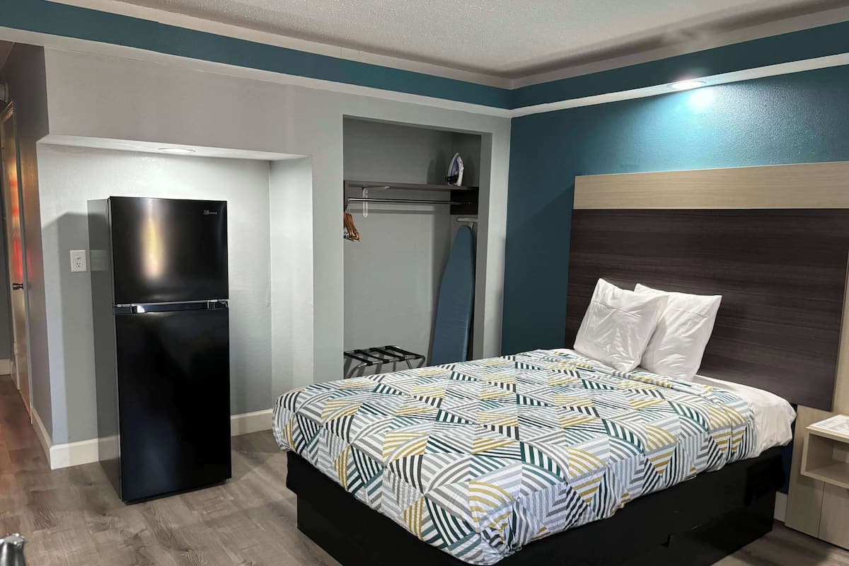 Skrivebord, strykejern/-brett, wi-fi (inkludert) og sengetøy