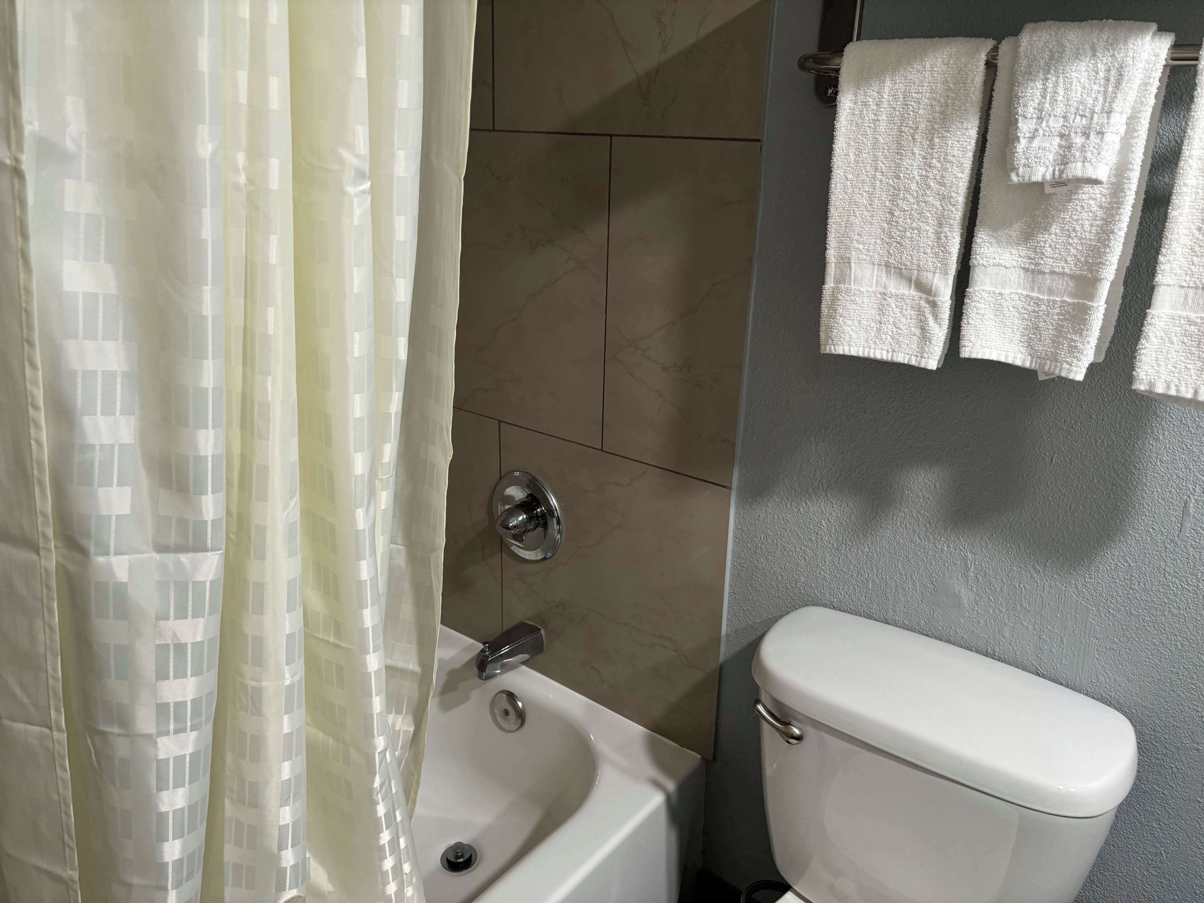 Meja kerja, setrika/meja setrika, Wi-Fi gratis, dan seprai linen