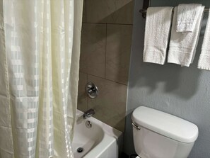 Escrivaninha, ferros/tábuas de passar roupa, Wi-Fi de cortesia
