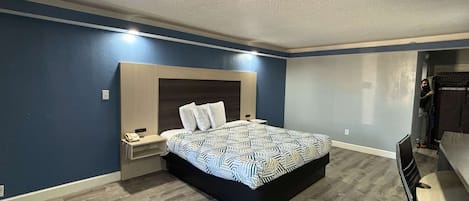 Escritorio, tabla de planchar con plancha, wifi gratis y ropa de cama