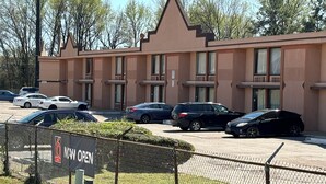 Un edificio in stile architettonico moderno, caratterizzato da una serie di finestre e un tetto piano.