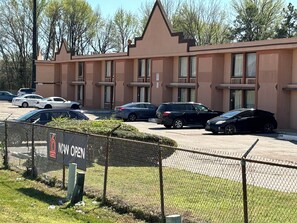 Front of property - Studio 6 Suites Memphis, TN – East Memphis (Memphis)