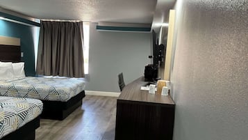 Escritorio, tabla de planchar con plancha, wifi gratis y ropa de cama