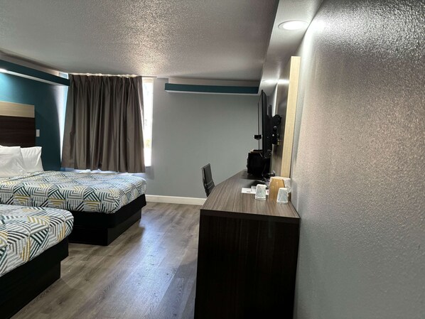 Desk, iron/ironing board, free WiFi, bed sheets - Studio 6 Suites Memphis, TN – East Memphis (Memphis)