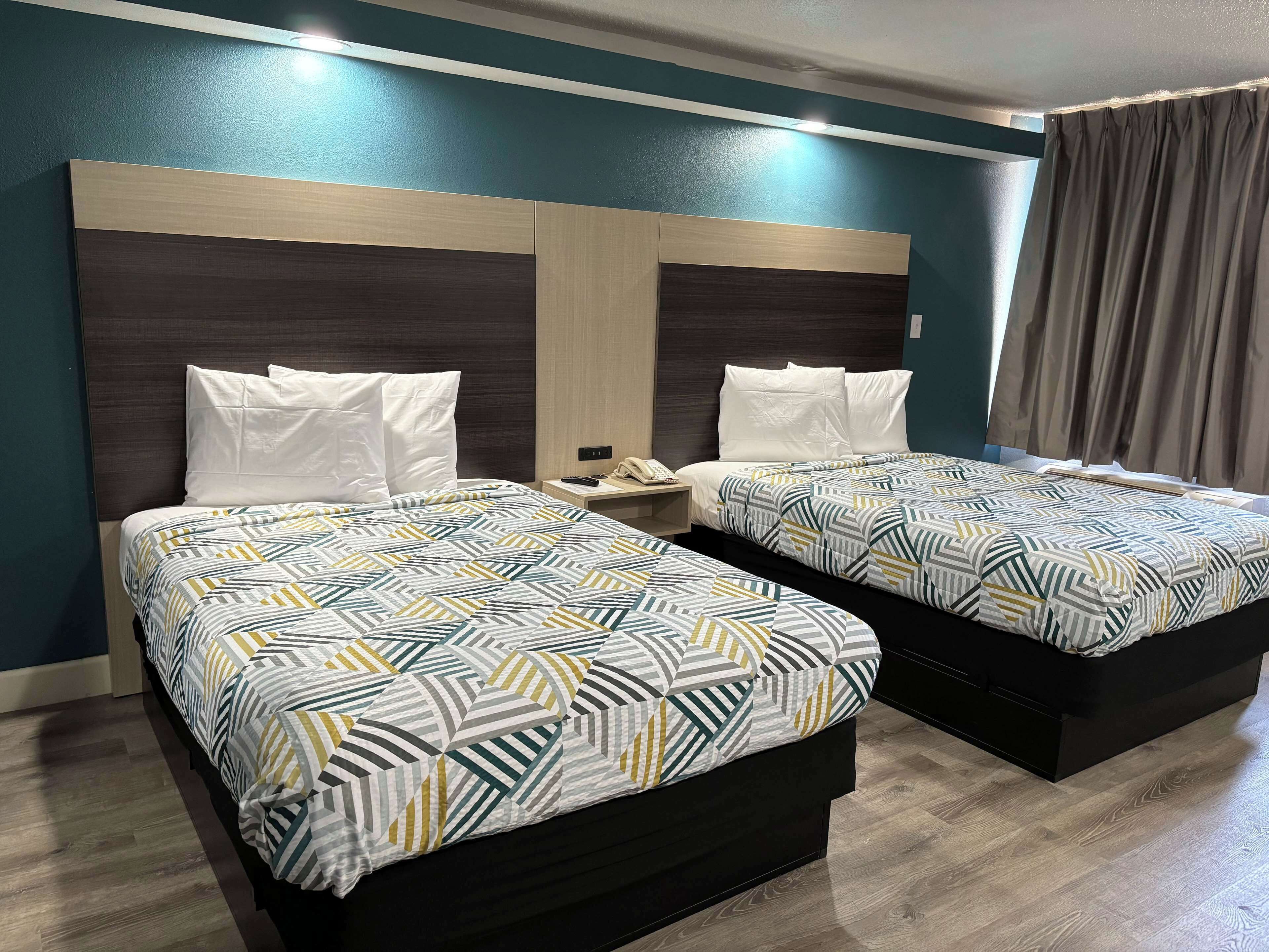 Skrivebord, strykejern/-brett, wi-fi (inkludert) og sengetøy