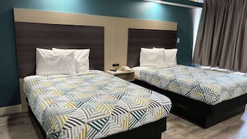 Escritorio, tabla de planchar con plancha, wifi gratis y ropa de cama