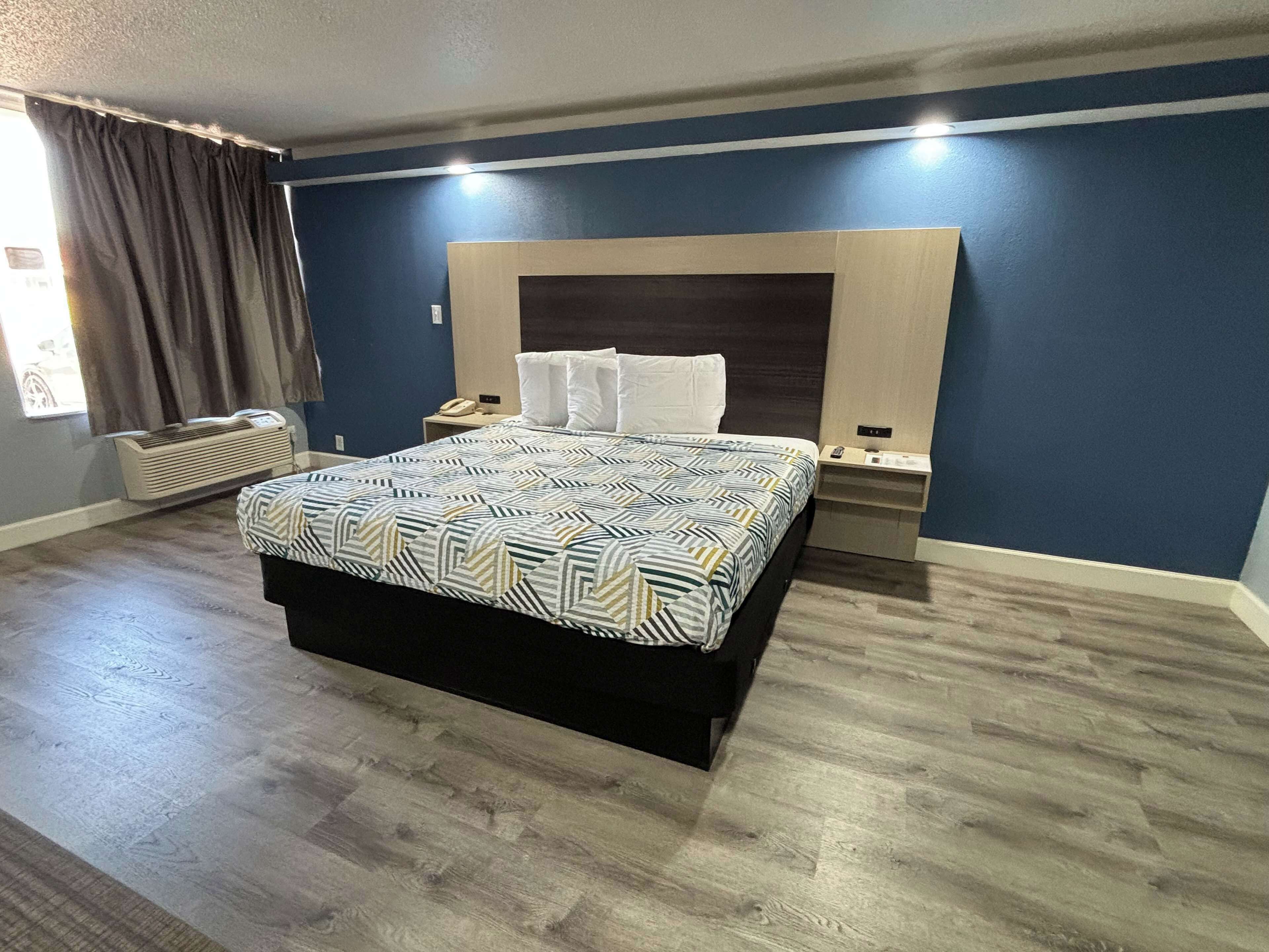 Skrivebord, strykejern/-brett, wi-fi (inkludert) og sengetøy