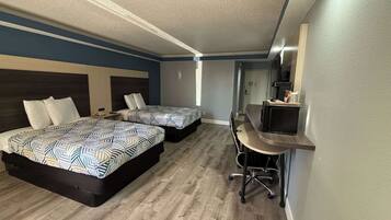 Escritorio, tabla de planchar con plancha, wifi gratis y ropa de cama