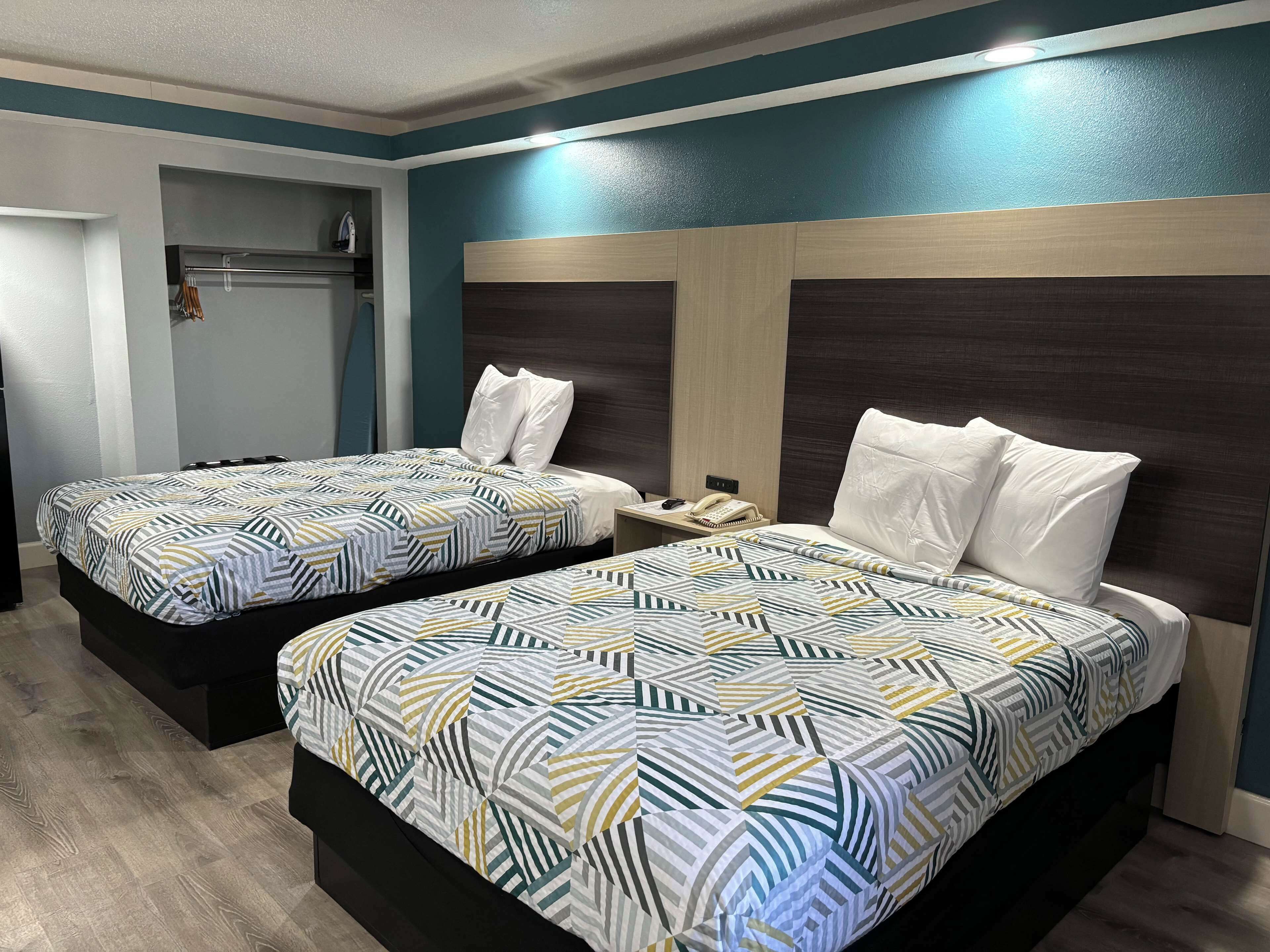 Skrivebord, strykejern/-brett, wi-fi (inkludert) og sengetøy