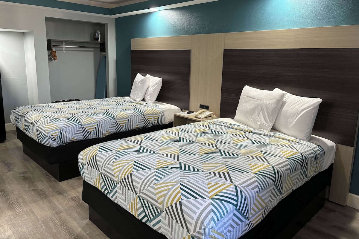 Skrivebord, strykejern/-brett, wi-fi (inkludert) og sengetøy