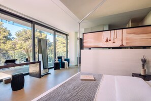 Junior Suite | Hypo-allergenic bedding, in-room safe, desk, laptop workspace - Life Gallery (Kifisia)