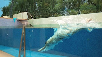 2 piscines extérieures, parasols de plage, chaises longues