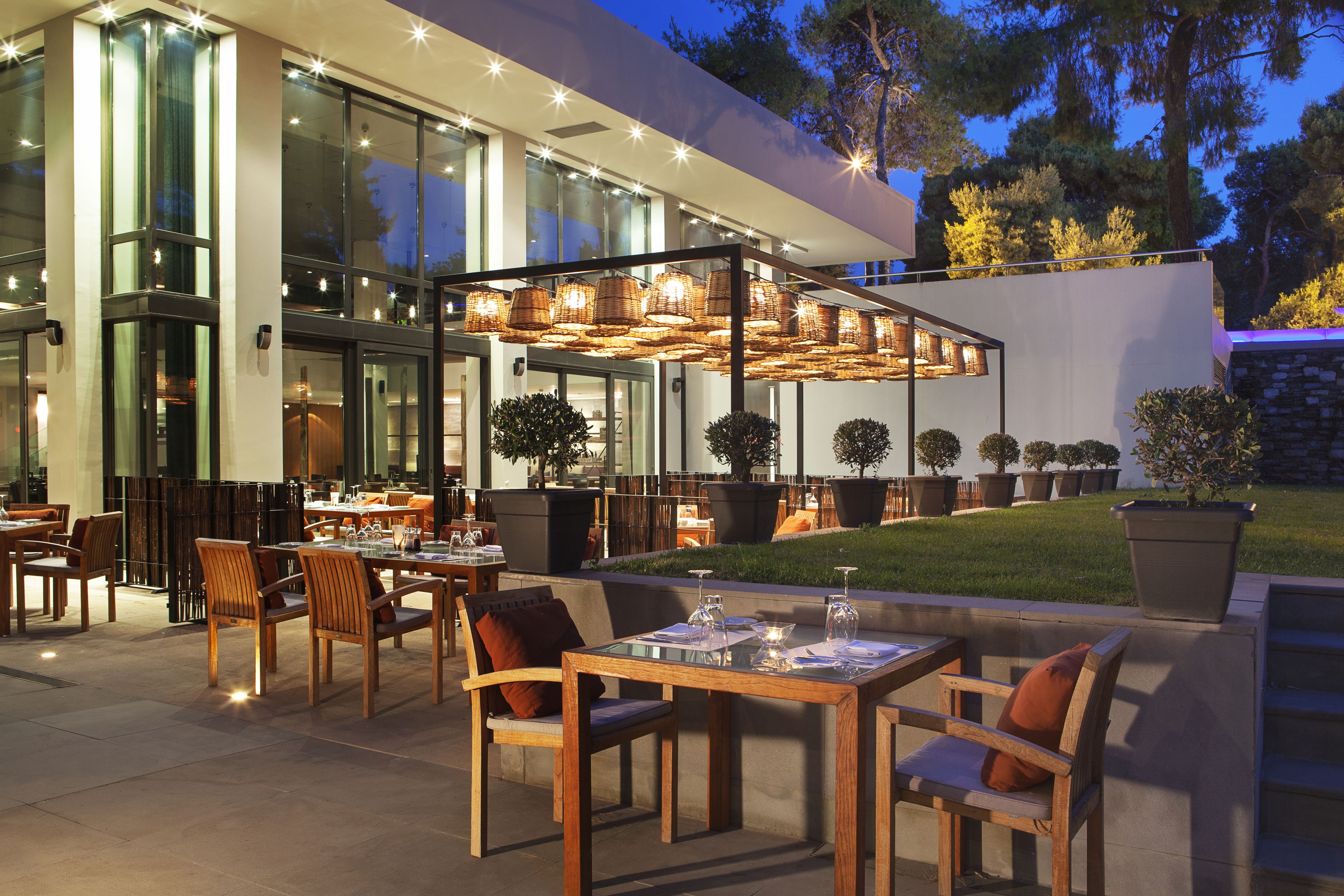 Petit déjeuner, déjeuner et dîner servis sur place, vue sur le jardin