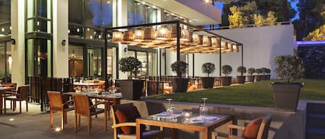 供应早餐、午餐和晚餐,地中海菜,花园景观