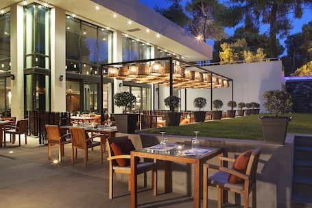 供应早餐、午餐和晚餐,地中海菜,花园景观