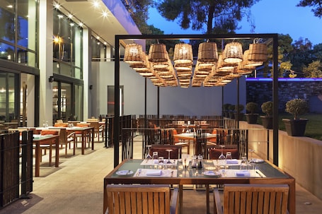Se sirven desayunos y cocina mediterránea, con vista al jardín