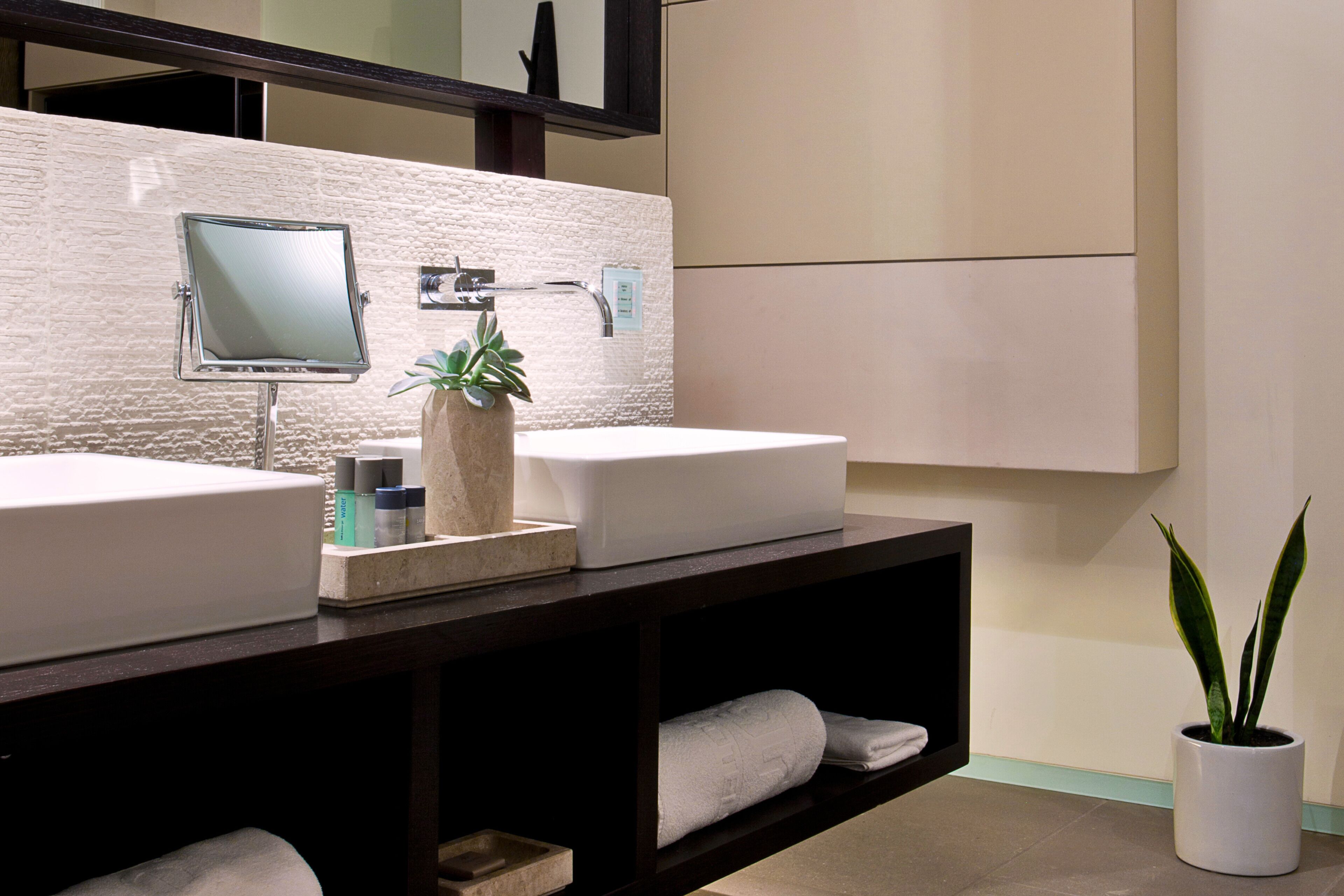 deluxe room | bathroom | free toiletries, hair dryer, bathrobes, towels