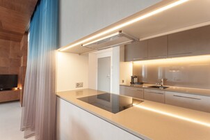 Suite superior, 2 habitaciones, cocina | Cocina básica privada | Microondas en la zona común, cafetera o tetera y hervidor eléctrico