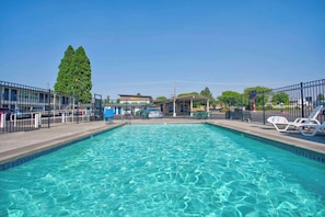 Una piscina al aire libre de temporada