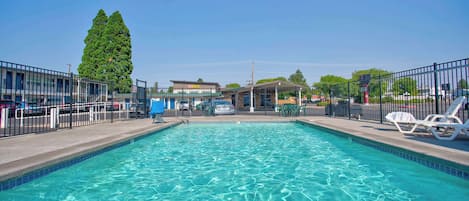 Piscine extérieure (ouverte en saison)