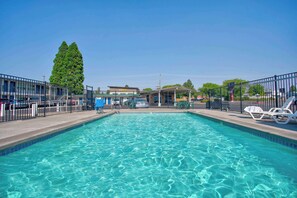 Seasonal outdoor pool - Motel 6 Bend, OR (Bend)