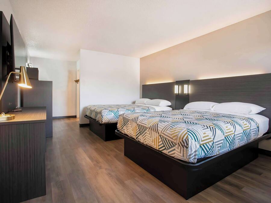 Gratis Wi-Fi, sengetøj, vækkeur