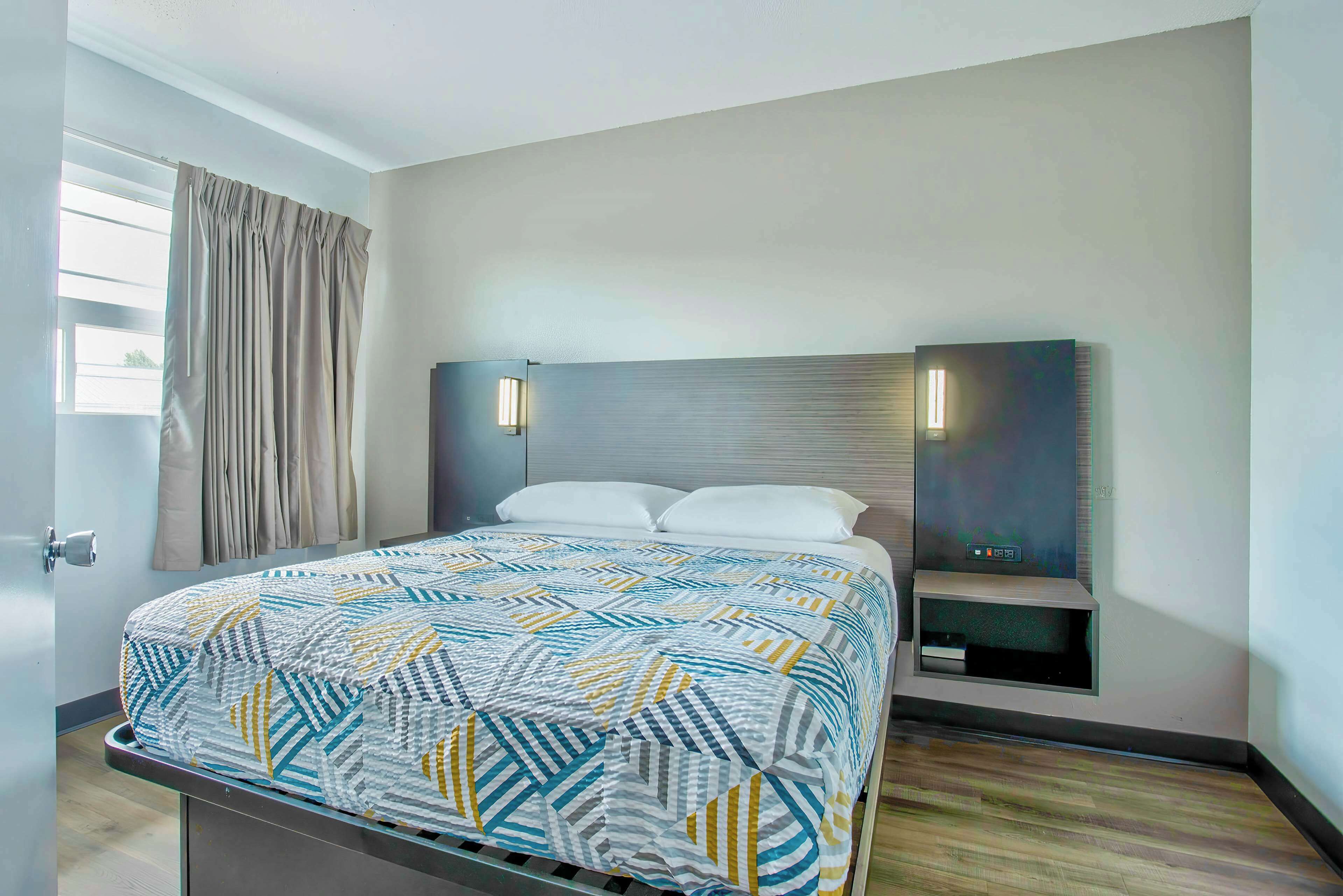 免费 WiFi、床单、闹钟