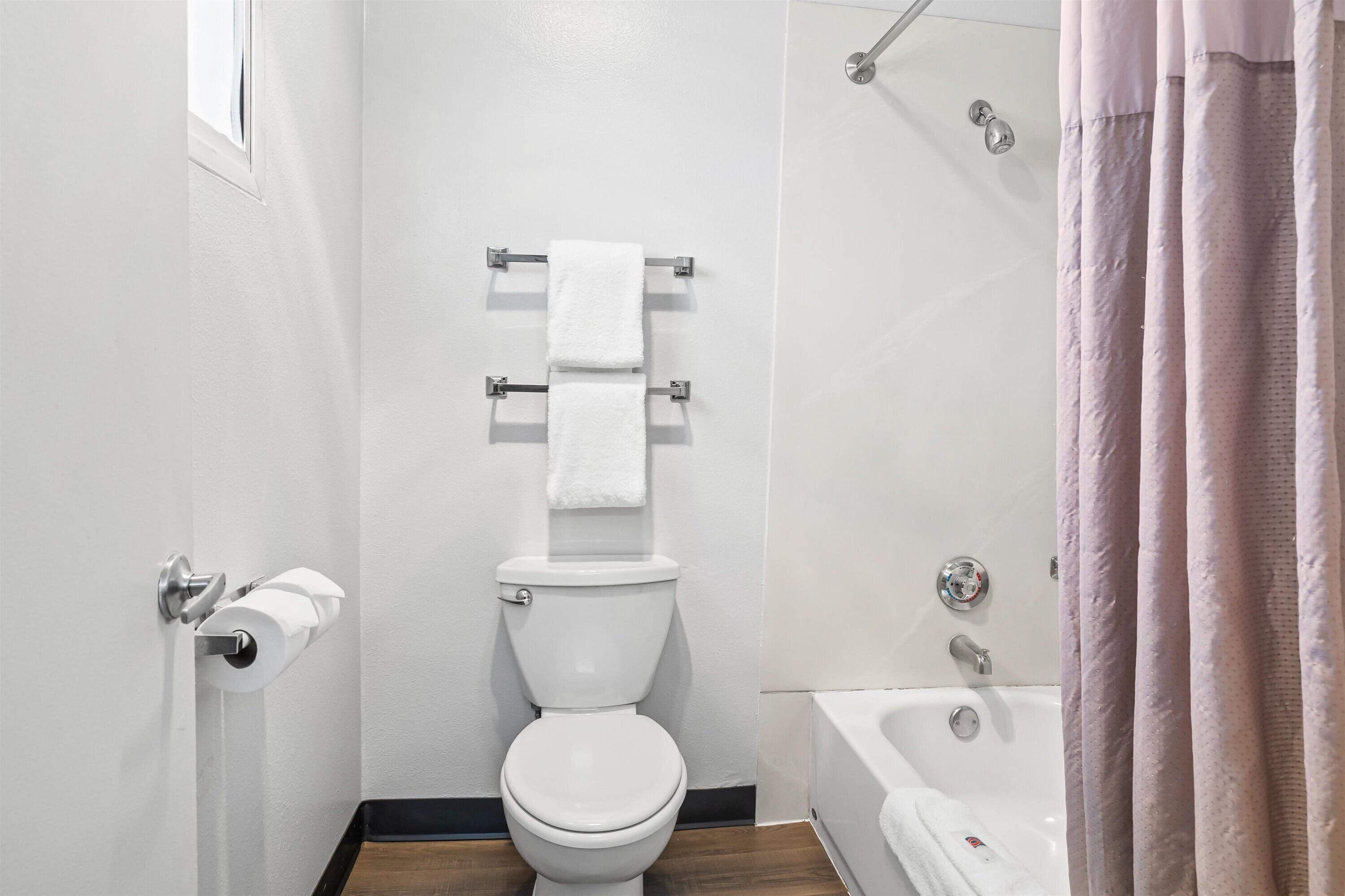 Standard Room, 1 Queen Bed, Smoking | Bathroom