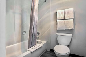 Een douche, handdoeken