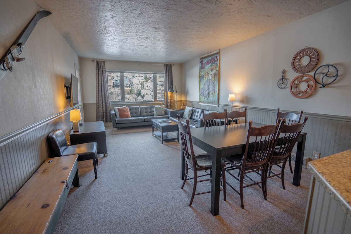 TMI 2 Bedroom | 1 bedroom, premium bedding, blackout drapes, free WiFi