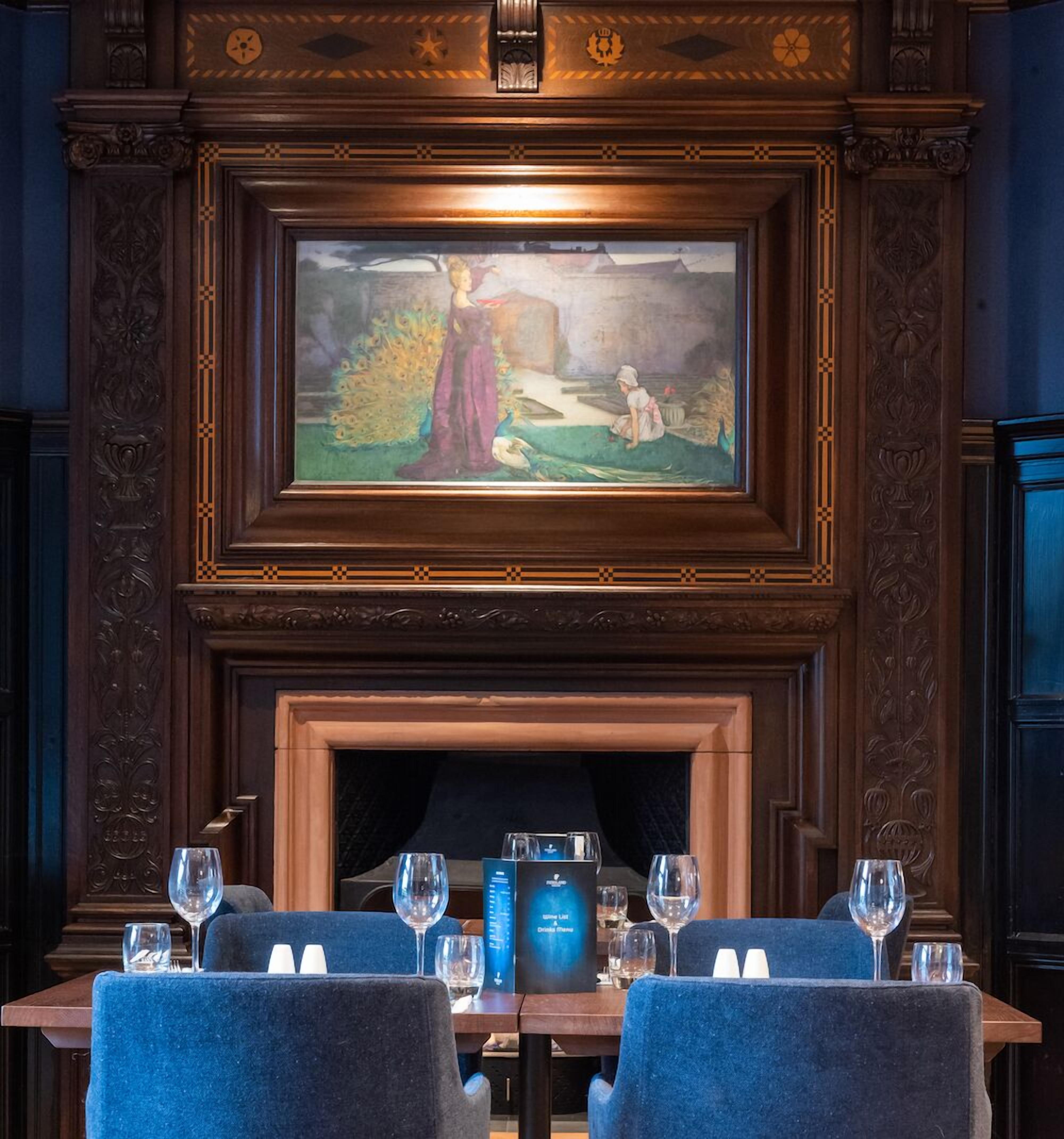 2 restaurants; lunch and dinner served 