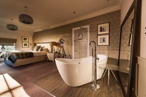 高級客房, 1 張特大雙人床 | 客房內保險箱、書桌、熨斗/熨衣板、免費搖籃/嬰兒床