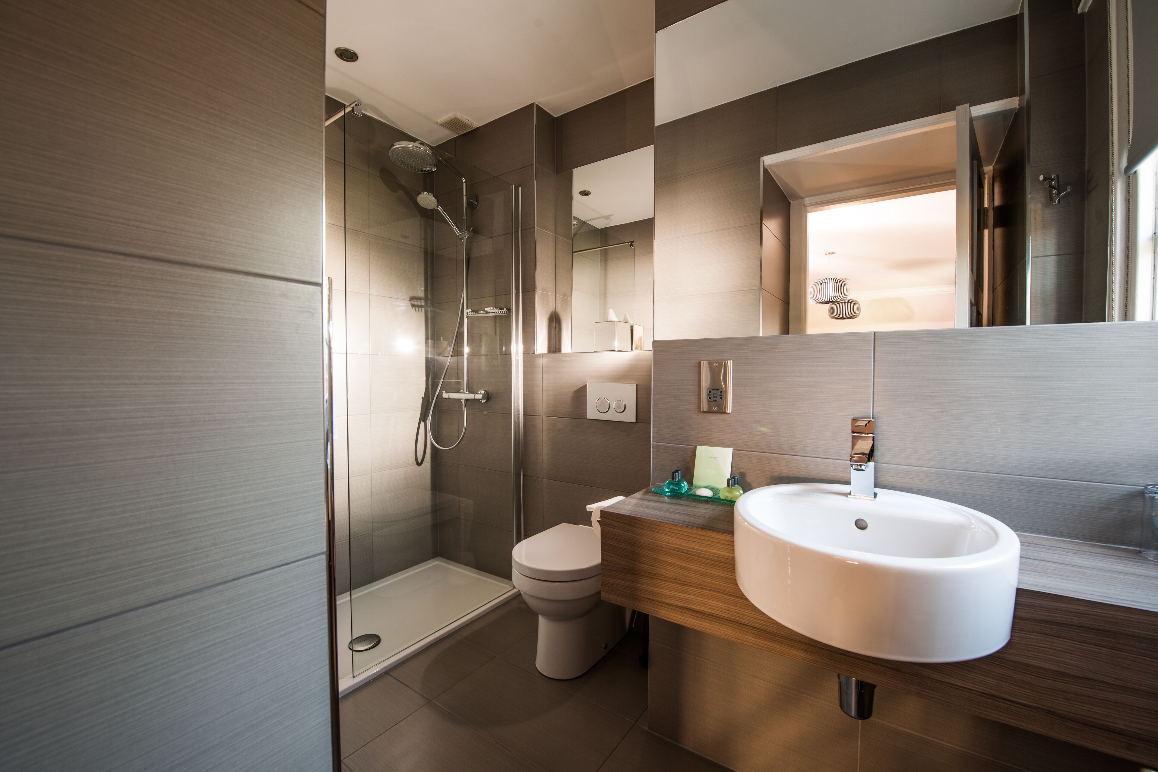 superior room, 1 king bed | bathroom | combined shower/bathtub, free toiletries, hair dryer, towels