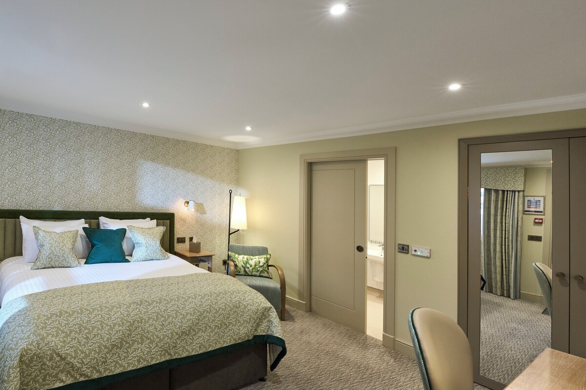 Room (Courtyard, King or Twin) | In-room safe, desk, iron/ironing board, cribs (free)
