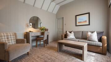 Cottage | Peti besi dalam bilik, meja, seterika/papan seterika