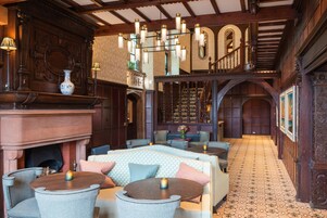 2 restaurantes; se sirve almuerzo y cena; cocina británica