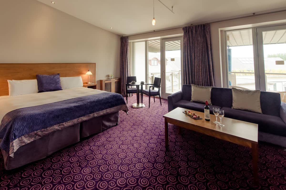 Junior Double Room | Premium bedding, in-room safe, desk, blackout drapes