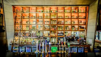 Serves lunch, dinner and brunch