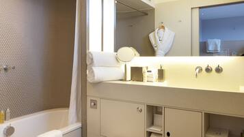 Ein modernes Badezimmer mit Badewanne, Toilette und Waschbecken.