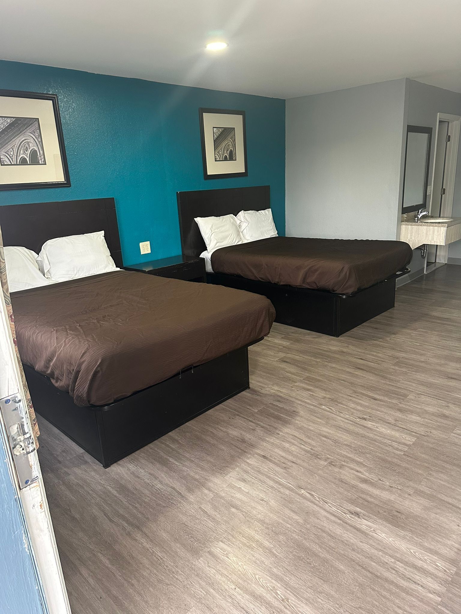 Een bureau, een strijkplank/strijkijzer, gratis wifi, beddengoed