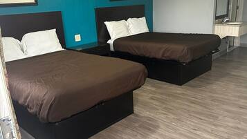 Een bureau, een strijkplank/strijkijzer, gratis wifi, beddengoed
