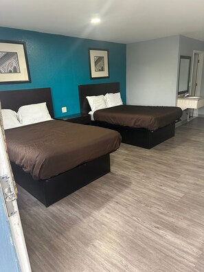 Desk, iron/ironing board, free WiFi, bed sheets - Americas Best Value Inn Albany East Greenbush (Rensselaer)